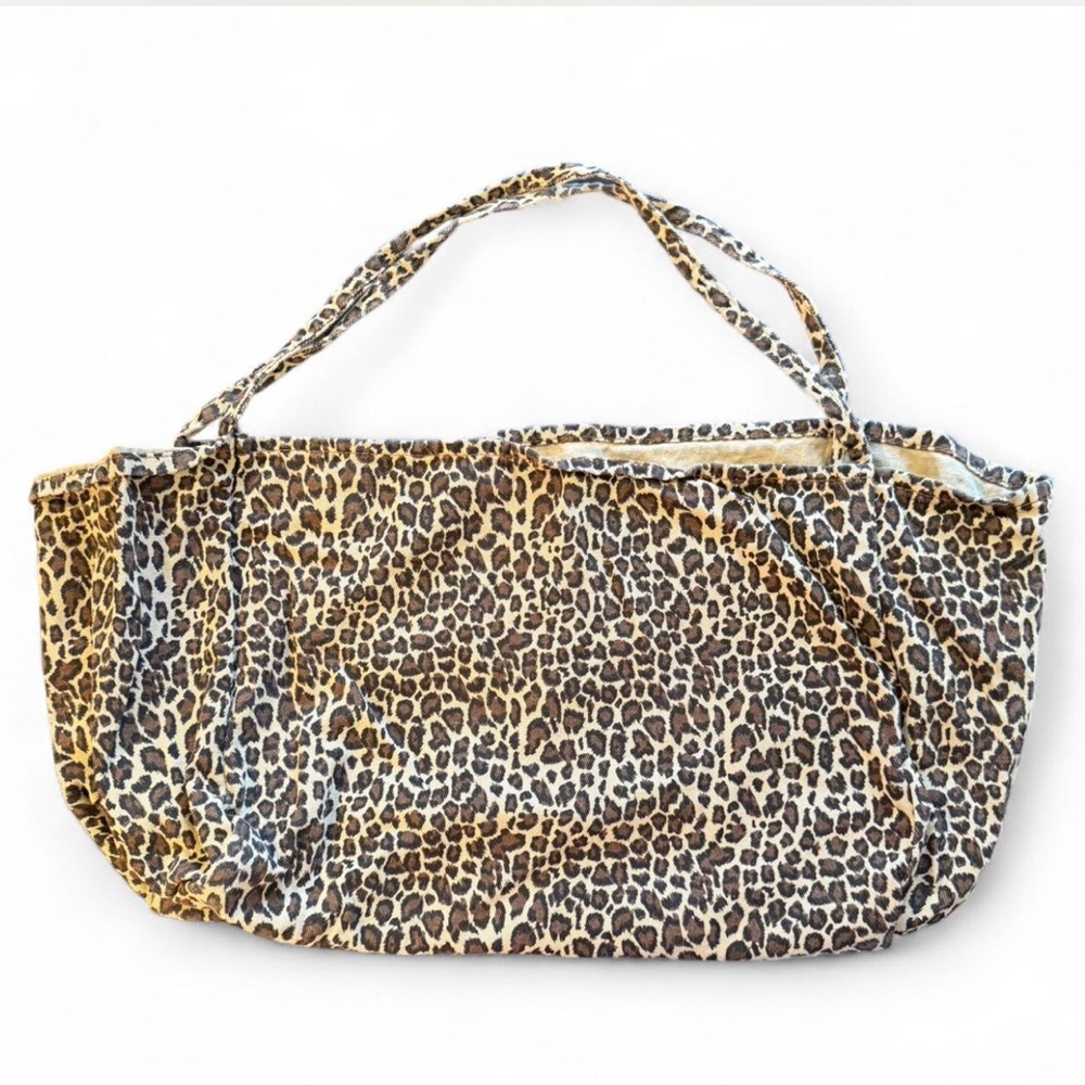 Leopard print shoulder bag with long straps bag. Opens up nice and wide